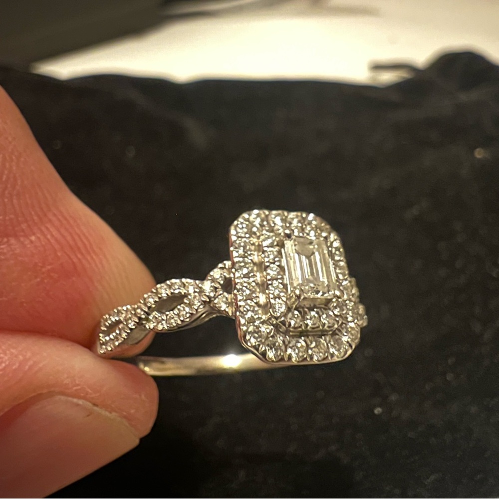 BEAUTIFUL EMERALD CUT DIAMOND ENGAGEMENT RING 💍